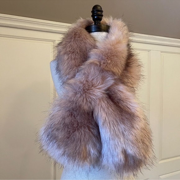 NWOT Faux Fur Pull Through Champagne Blush Scarf - Picture 2 of 10